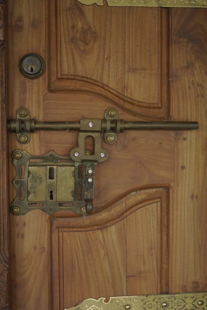 Door deadbolt lock